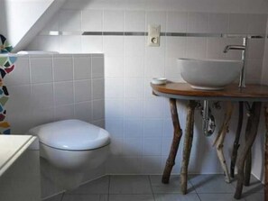 Regadera, secadora de cabello, toallas 