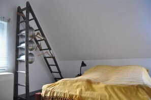 4 camere, una scrivania, culla da viaggio, lenzuola