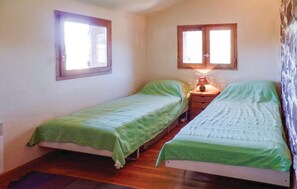 4 bedrooms, travel cot, free WiFi, bed sheets - Awesome home in Gonfaron (Gonfaron)