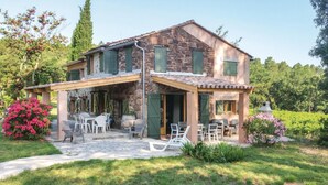 A stone house with a patio, outdoor seating, and a garden. - Awesome home in Gonfaron (Gonfaron)