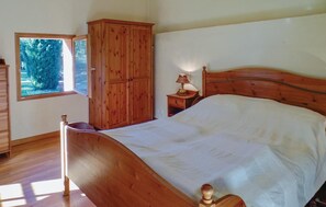 4 bedrooms, travel cot, free WiFi, bed sheets