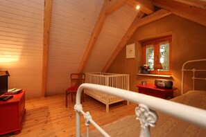 2 bedrooms, travel cot, WiFi