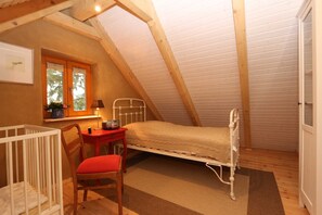 2 bedrooms, travel crib, WiFi