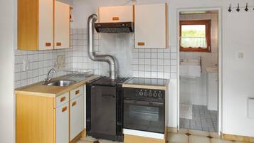 Kühlschrank, Herdplatte, Wasserkocher mit Kaffee-/Teezubehör