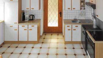 Geladeira, cooktop, cafeteira/chaleira