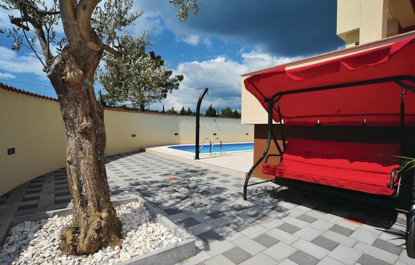 حمّام سباحة خارجي