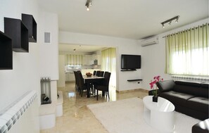 تلفزيون، مشغل دي في دي، كرة قدم الطاولة، تنس طاولة