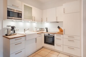 Kühlschrank, Mikrowelle, Ofen, Geschirrspüler