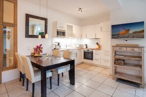 Kühlschrank, Mikrowelle, Ofen, Geschirrspüler