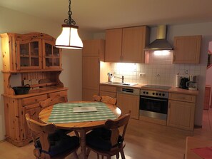 Kylskåp, ugn, diskmaskin och kaffe- och tebryggare