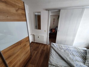 2 bedrooms, iron/ironing board, WiFi, bed sheets