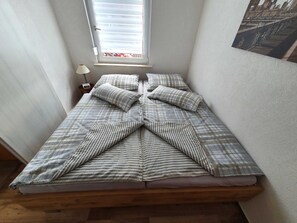 2 slaapkamers, een strijkplank/strijkijzer, wifi, beddengoed