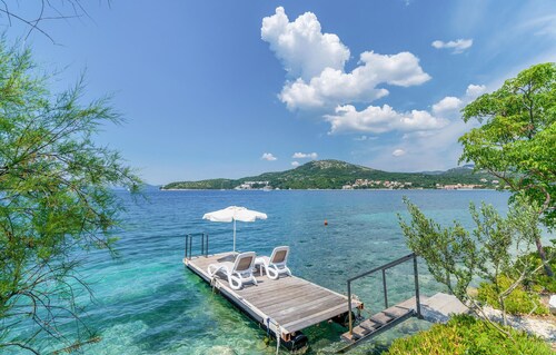 Beach front apartment in Slano