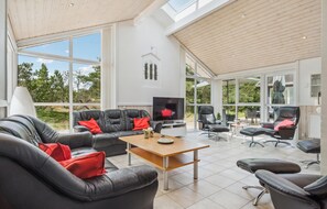TV, fireplace, DVD player, table tennis - Stunning home in ålbæk with WiFi (Ålbæk)