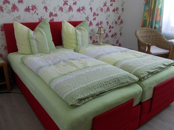 1 bedroom, bed sheets