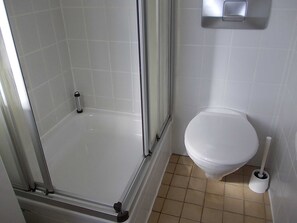 Shower, towels - Pension Gästehaus Ehrenberg double room 5 - Gästehaus Ehrenberg (Altenau)