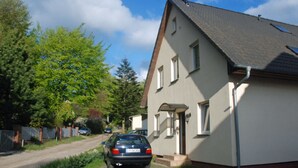 Une maison avec une allée et une voiture garée.