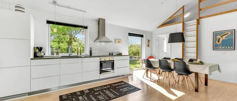 Køleskab, kogeplade, opvaskemaskine, kaffe-/temaskine