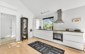 Refrigerador, parrilla de estufa, lavavajillas y cafetera y tetera 