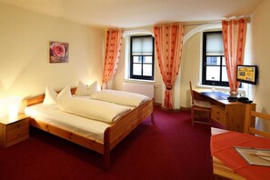1 habitación, escritorio, tabla de planchar con plancha y cuna de viaje 