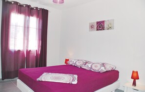 5 bedrooms, travel crib, free WiFi, bed sheets