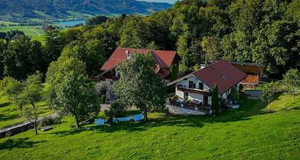 Bio living Waldblick Zimmer mit Küche - Bio Bauernhof Mondsee Schafleitner-Kroiß