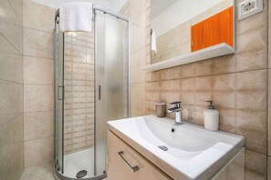 Shower - Holiday apartment with outdoor pool, sauna, and hot tub (Drenje)