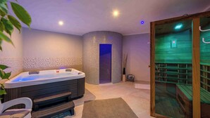Ein modernes Badezimmer mit einer Whirlwanne, einer Duschkabine und einer Glastür zum Pool.