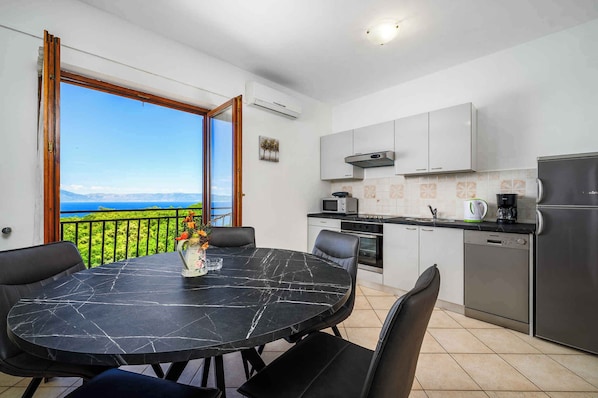 Fridge, microwave, stovetop, dishwasher - Holiday apartment with outdoor pool, sauna, and hot tub (Drenje)