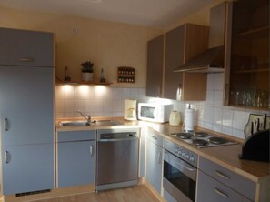 Kühlschrank, Mikrowelle, Ofen, Geschirrspüler