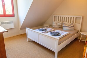 5 bedrooms, travel cot, WiFi, bed sheets