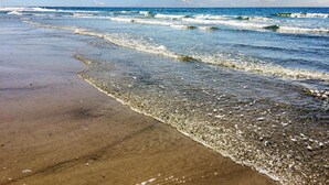 A beach with clear water and gentle waves. - Stunning home in Hvide Sande with sauna (Hvide Sande)