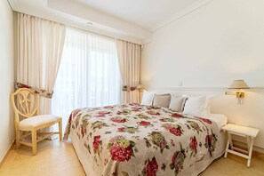 1 室のベッドルーム、セーフティボックス (室内)、デスク、旅行用ベビーベッド