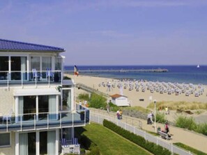 A coastal building with a balcony overlooking a beach. - Ut mine Festungstid (Whg. 6) - Strandresidenz-Kühlungsborn ***** (Kühlungsborn)