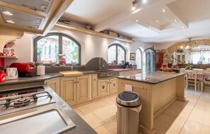 Réfrigérateur, micro-ondes, plaque de cuisson, lave-vaisselle