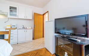 Kühlschrank, Herdplatte, Kochgeschirr/Geschirr/Besteck