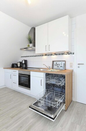 Kühlschrank, Mikrowelle, Ofen, Geschirrspüler