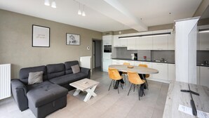 Un appartement moderne comprenant un espace de vie, un coin repas et une cuisine.