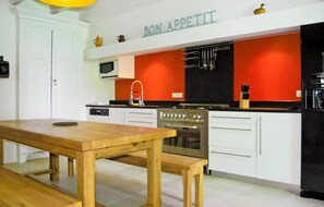 Réfrigérateur, micro-ondes, plaque de cuisson, lave-vaisselle