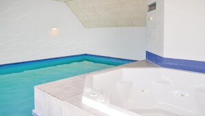 Un espace bien-être comprenant un jacuzzi et une petite piscine.