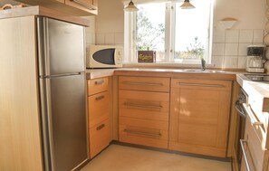 Kühlschrank, Mikrowelle, Herdplatte, Wasserkocher mit Kaffee-/Teezubehör