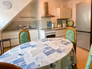 Een koelkast, een oven, een kookplaat, een vaatwasser