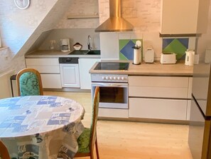 Fridge, oven, stovetop, dishwasher