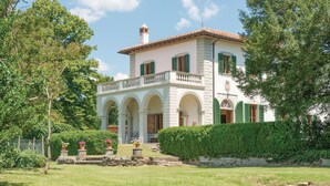 A two-story building with a white facade, green shutters, and a balcony with a balustrade. - Beautiful home in Vicchio -FI- (Vicchio -FI-)