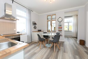 Kjøleskap, mikrobølgeovn, ovn og oppvaskmaskin