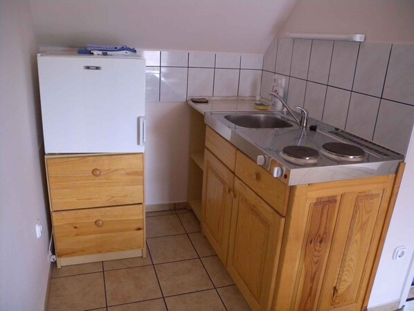 Fridge, stovetop, coffee/tea maker, cookware/dishes/utensils