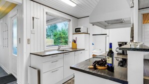 Kaffetrakter/tekoker, kjøleskap, mikrobølgeovn og kokeplater