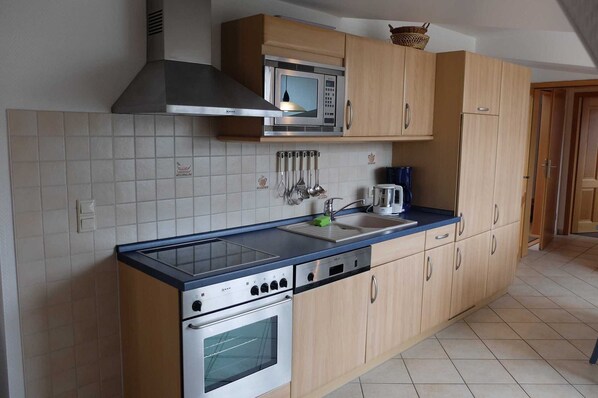 Kühlschrank, Mikrowelle, Ofen, Geschirrspüler