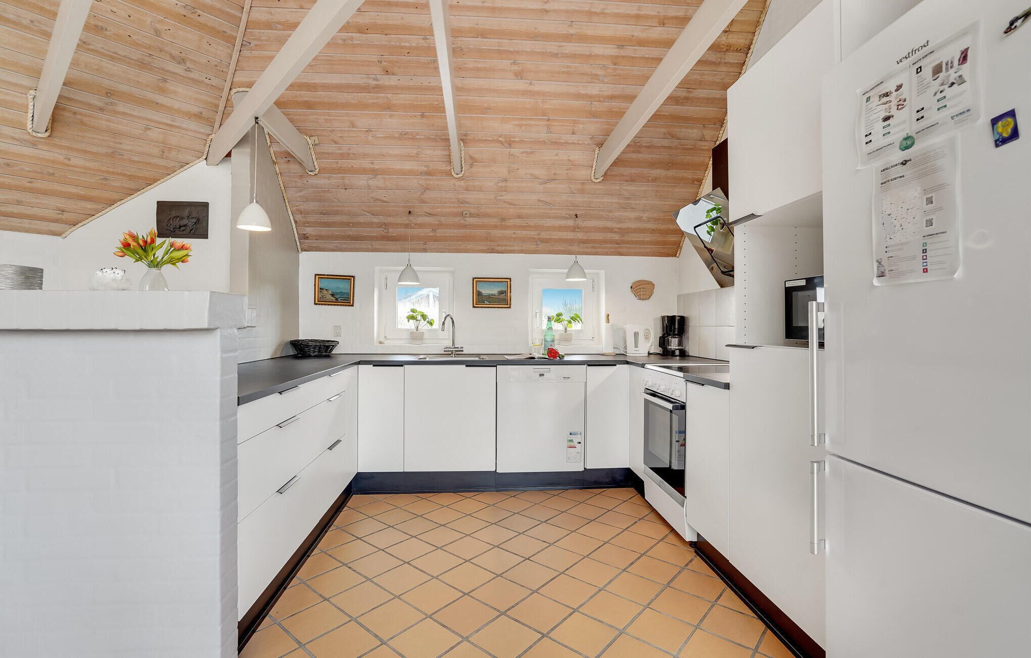 Køleskab, kogeplade, opvaskemaskine, kaffe-/temaskine