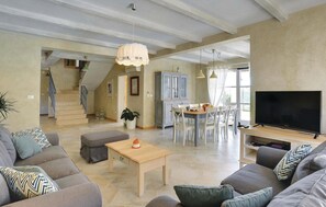 Fernseher, DVD-Player, Tischtennisplatte